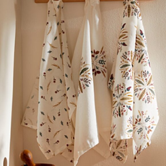 SIMONS Bundle - Fall Leaves and Feathers Napkins set of 4 and 3 Tea Towels - Picture 5 of 7